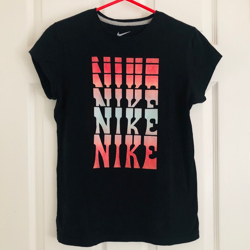 Nike T-shirt - Black - girls XL with retro graphic